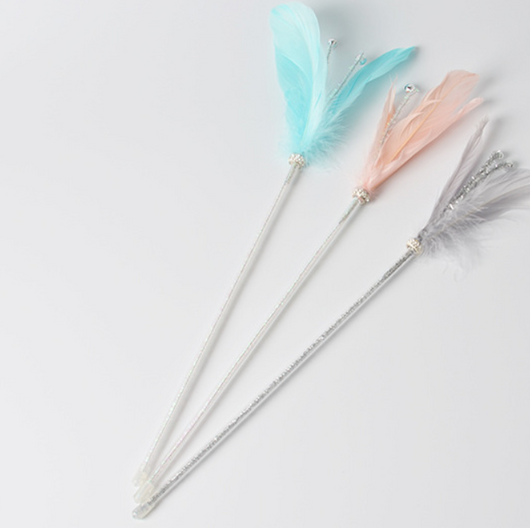 Pluma Larga con Cascabel Interactivo