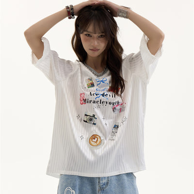 Playera Retro V-Escote con Letras Estampadas para Mujer - Image 9