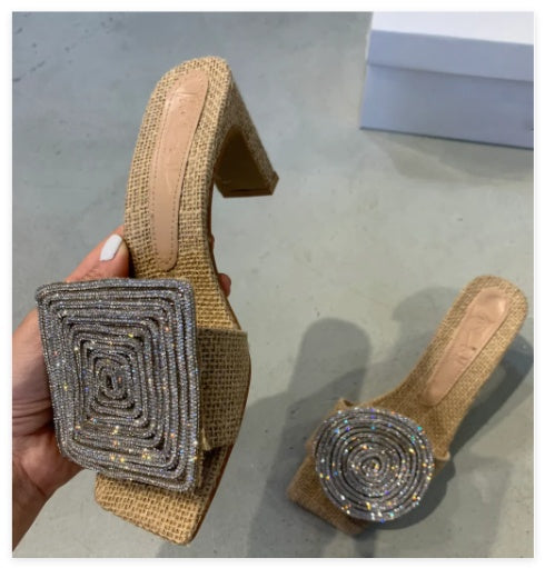 Sandalias de Cuero y Lino Tejido con Tacón Grueso y Detalles de Cristales - Image 12