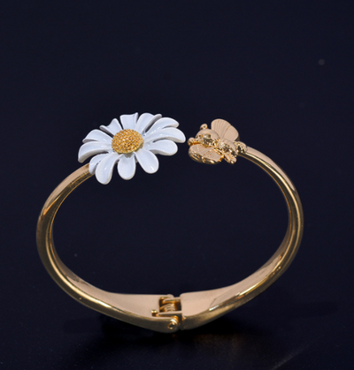Aretes de Margarita Delicados - Conjunto de Joyería Floral - Image 12