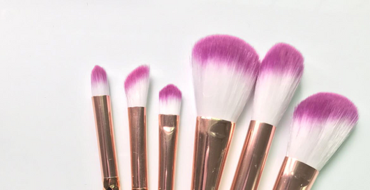 Brocha de Maquillaje con Escamas de Pez y Patrón Panal - Image 2
