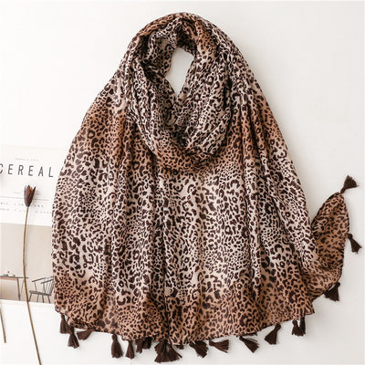 Pañuelo de Seda Voile Estampado Leopardo Degradado Café con Borlas Artesanales Protección Solar