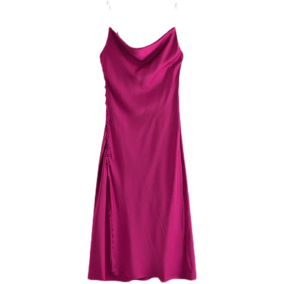 Vestido Elegante con Tirantes Ajustables y Detalles de Abertura