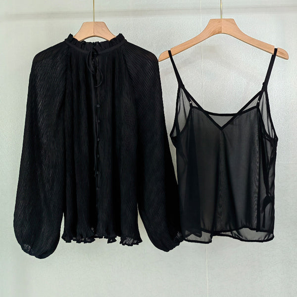 Blusa Elegante con Cuello Volante, Cordones y Mangas Farol Plisadas