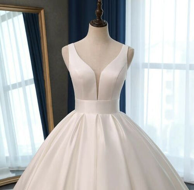 Vestido de Novia Satén con Hombros Descubiertos y Cola Larga Estilo Retro - Image 3