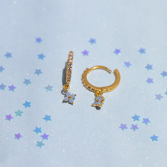 Aretes Flores Delicadas con Micro-incrustaciones y Clip Ajustable