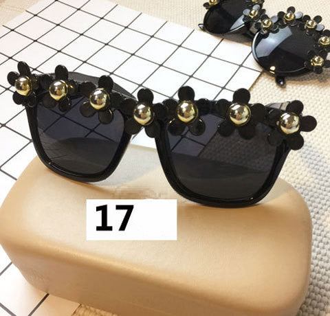 White round sunglasses with daisy flower embellishments on the frames and dark gradient lenses. - Image 37