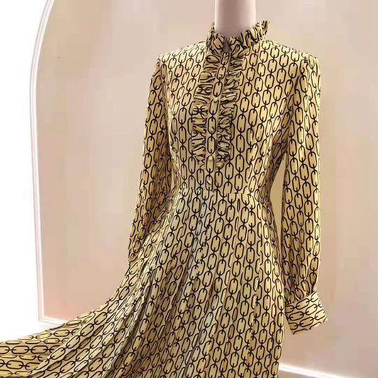 Vestido de seda con estampado de cadenas y detalles de madera