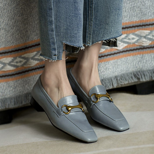 Zapatos de Mujer Elegantes con Tacón Bajo y Detalles Metálicos - Image 8