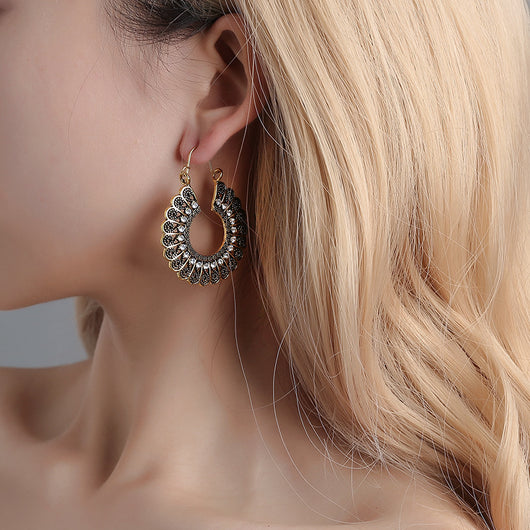 Aretes Calados Retro con Patrón Hueco Elegante