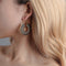 Aretes Calados Retro con Patrón Hueco Elegante