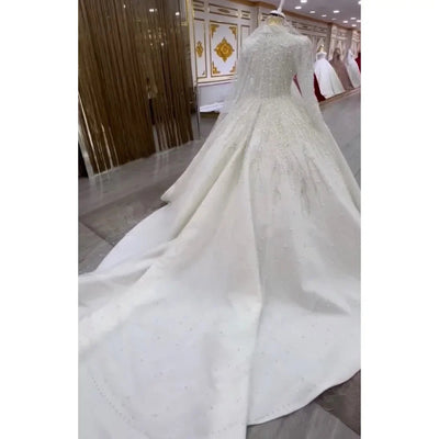 Vestido de Novia con Falda de Tul Voluminosa y Cola Elegante - Image 4