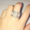 Anillo Hueco Dorado con Esmeralda - Montura Ajustable