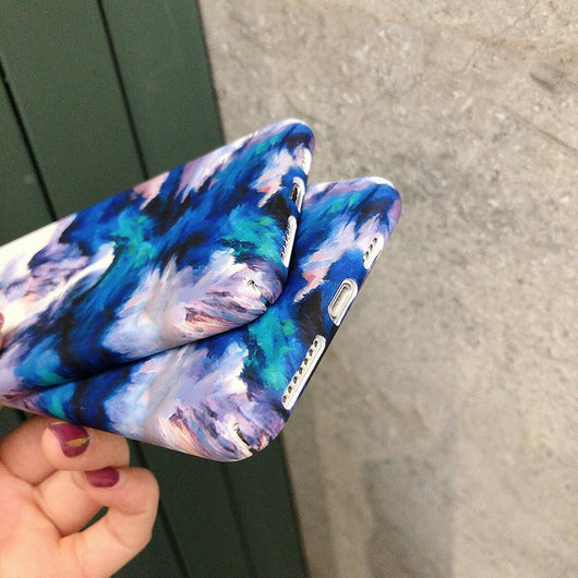Funda para teléfono azul oscuro con detalles coloridos - Image 2