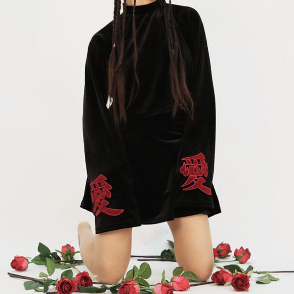 Camiseta de Manga Larga en Terciopelo con Bordado Love