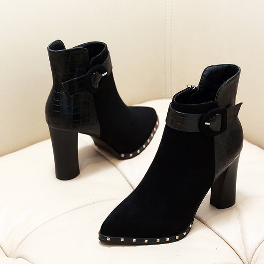 Botas Cortas para Mujer con Punta Afilada y Hebilla de Patrón Serpiente en Gamuza - Image 6
