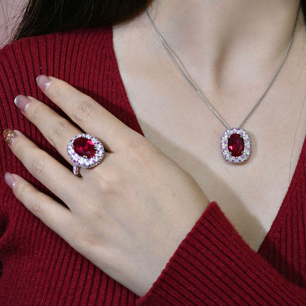 Anillo Oval con Rubí Central y Diamantes Engarzados