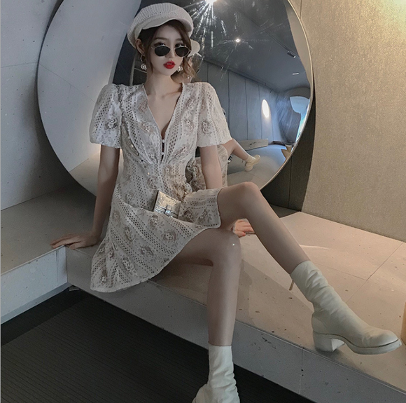 Vestido Retrô Vintage de Renda com Mangas Bufantes e Decote V