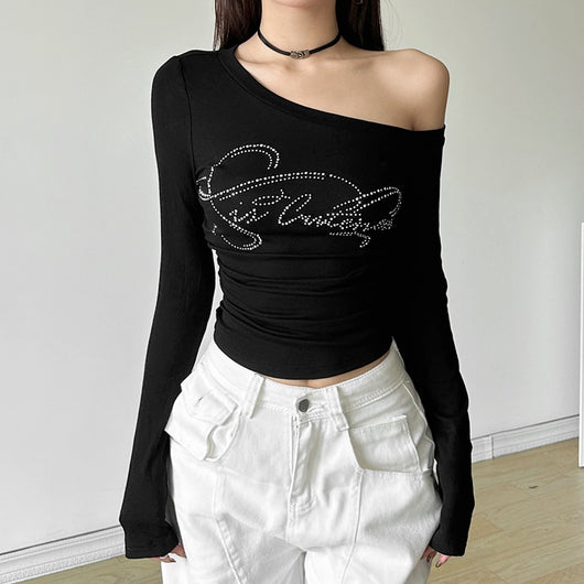 Blusa Fuera del Hombro con Detalle de Letras y Escote Asimétrico - Image 10