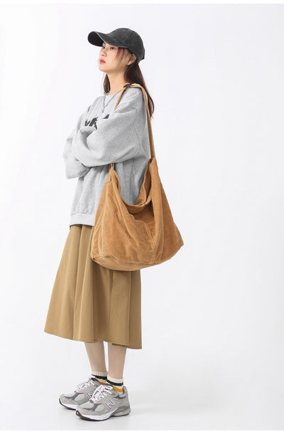 Bolsa Bandolera de Pana Espaciosa Minimalista y Casual - Image 20