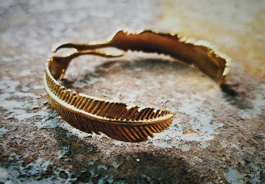 Pulsera de Acero Titanio con Diseño de Pluma - Image 3
