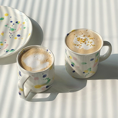 Taza de Café con Diseño de Salpicaduras de Colores Contrastantes - Image 17