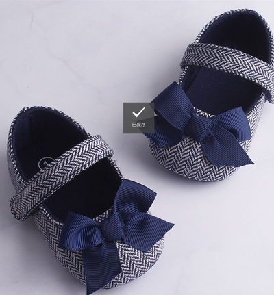 Grey herringbone baby crib shoes with white grosgrain bows and a single strap, perfect for toddlers. - Image 13