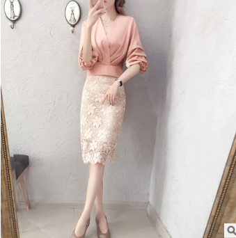 Conjunto Elegante Dos Piezas: Blusa de Encaje y Falda Midi con Aroma de Lujo - Image 3