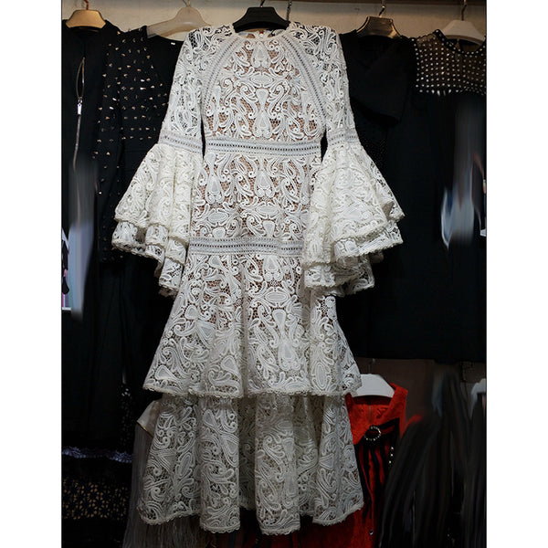Vestido de Encaje con Mangas Acampanadas