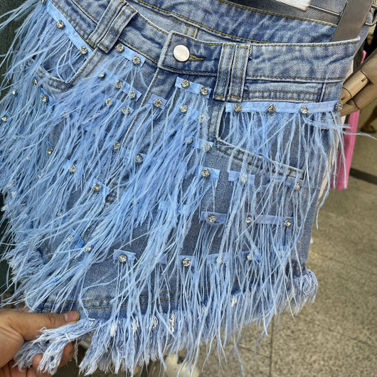Shorts de Mezclilla con Detalles de Strass y Plumas de Avestruz - Image 5