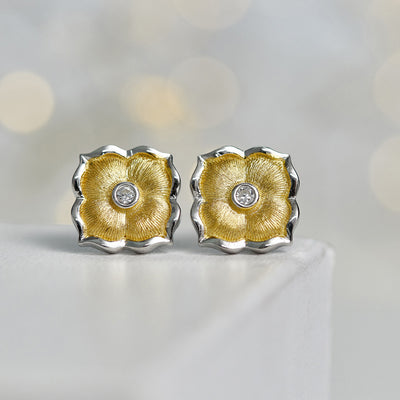 Aretes Floreados Bicolor con Acabado Satinado