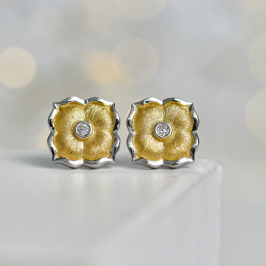 Aretes Floreados Bicolor con Acabado Satinado