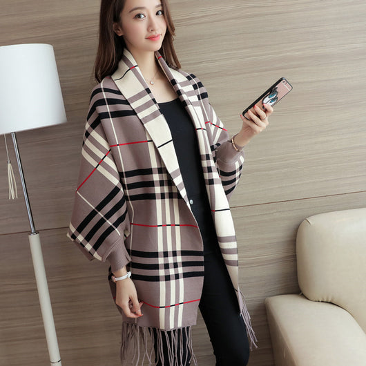 Capa Poncho Escocés con Borlas - Abrigo Elegante para Mujer - Image 3