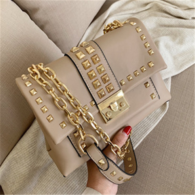 Bolso de Hombro con Cadena y Tachuelas - Image 11