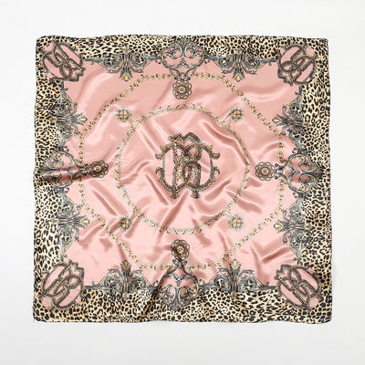 Pañuelo de Satén con Estampado de Leopardo y Cadena Decorativa - Image 3