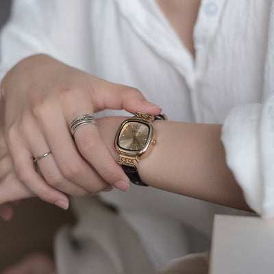 Reloj Minimalista para Mujer con Diseño Cuadrado Retro - Image 3