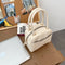 Bolso de Mano Cuadrado con Patrón Lichi - Diseño Minimalista y Elegante