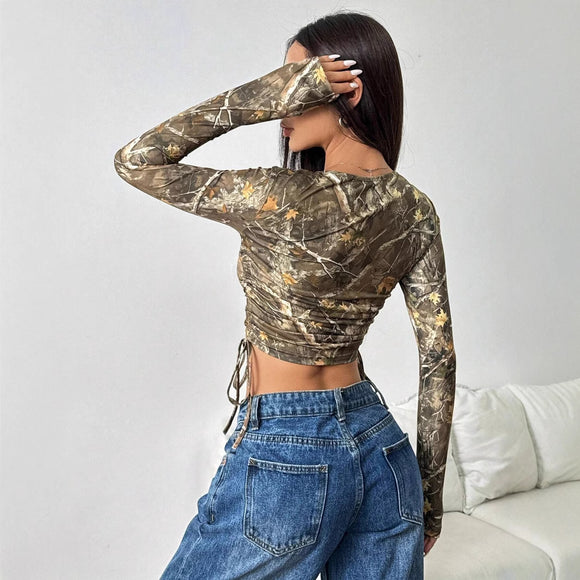 Playera Ajustada con Estampado de Rama y Cordones Laterales