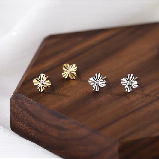 Aretes Minimalistas de Lujo - Elegancia Simple y Sofisticada