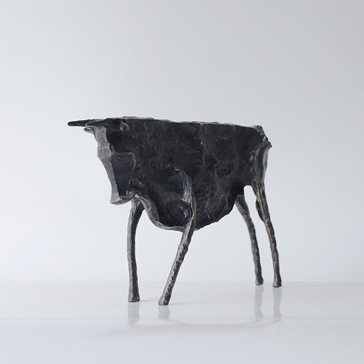 Escultura Miniaturas de Vaca Negra para Decoración del Hogar - Image 3