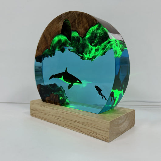 Lámpara Nocturna Decorativa de Resina y Madera - Serie Buzo Océano - Image 10