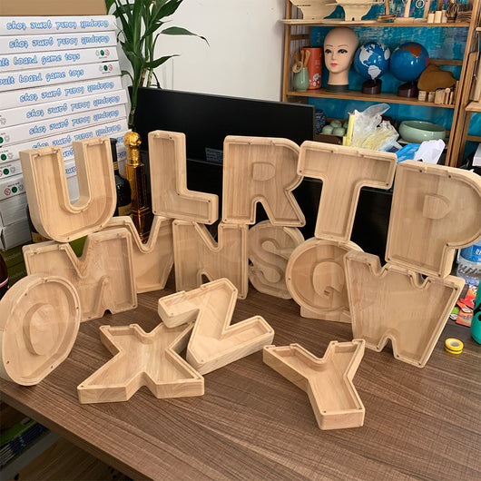 Alcancía Educativa de Madera con 26 Letras del Alfabeto Inglés