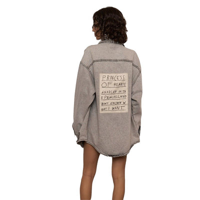 Camisa Denim Mujer Estilo Urbano con Letras - Image 5