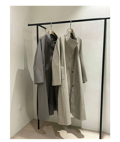 Gabardina Larga de Cuello Alto con Diseño Versátil y Elegancia Contemporánea - Image 17