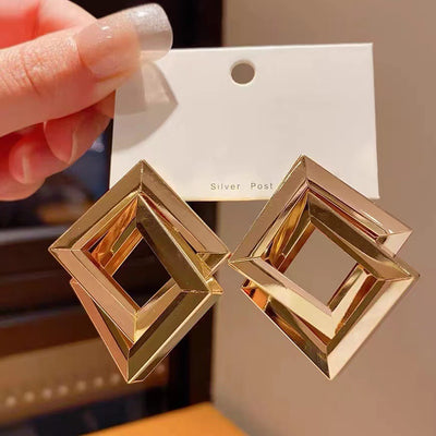 Aretes Rombo Minimalista en Metal - Efecto Rostro Más Delgado