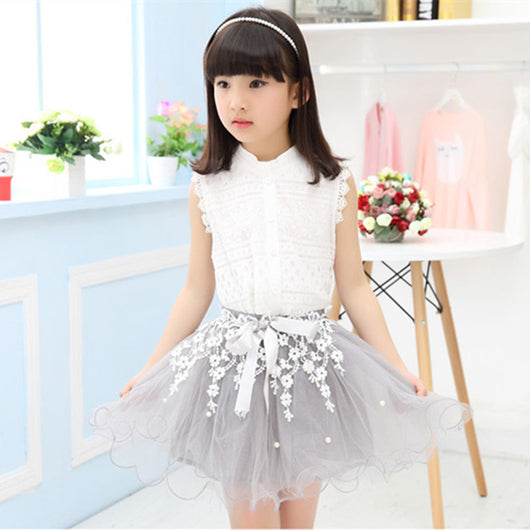 Vestido Infantil Elegante con Encaje y Detalles Perlados - Image 8
