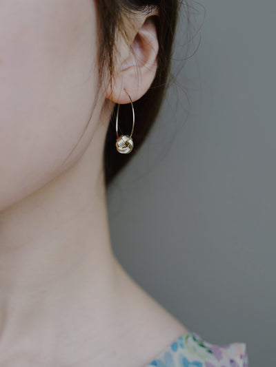 Aretes Elegantes con Nudo Simple y Cierre de Hebilla - Image 9
