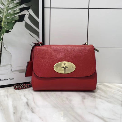 Bolso Bandolera de Cuero con Cadena - Diseño Versátil de Color Sólido - Image 6