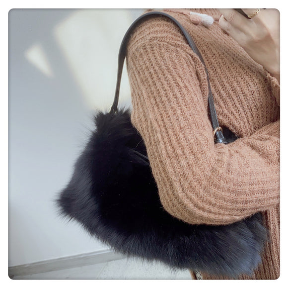 Bolso de Mano Elegante con Detalles de Piel de Zorro y Cierre Innovador
