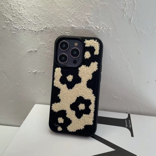 Funda iPhone Floral Invierno Coreana Bordada de Felpa Suave - Image 15